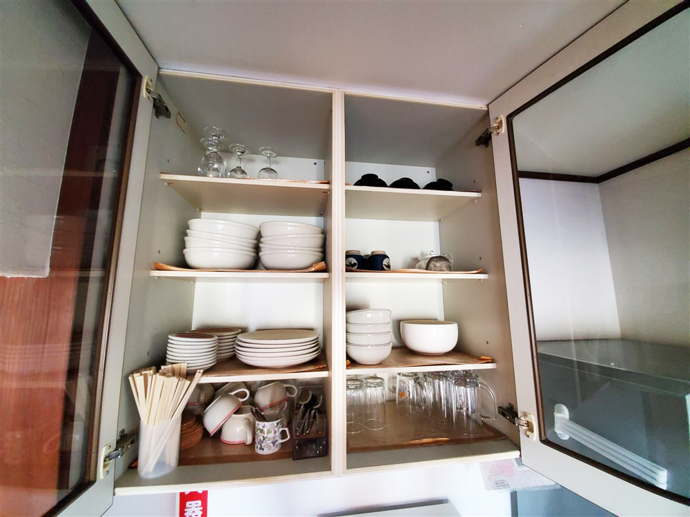 1F 食器棚（お皿、コップ、ジョッキ、箸、お椀 など）