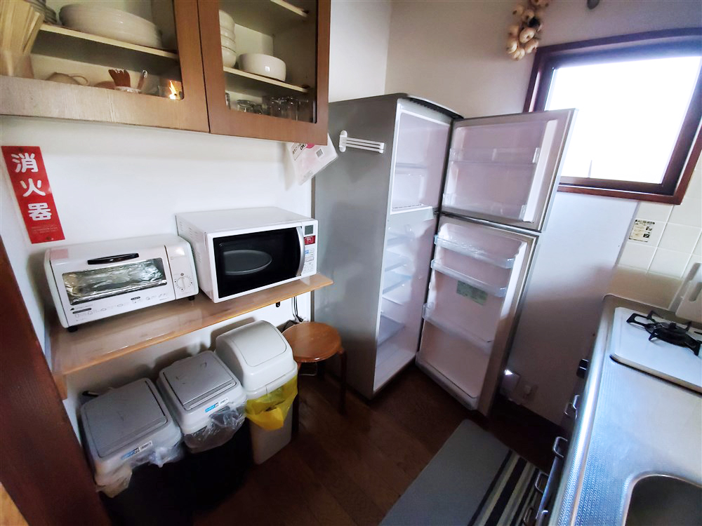 1F キッチン（冷蔵庫、レンジ、トースター、ゴミ箱）